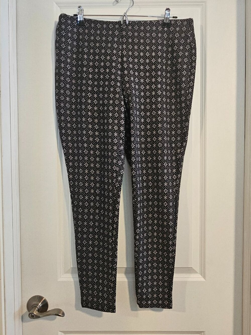 Chico's Size 2/US 12 Black White Geometric Print Pull On Slim Pants